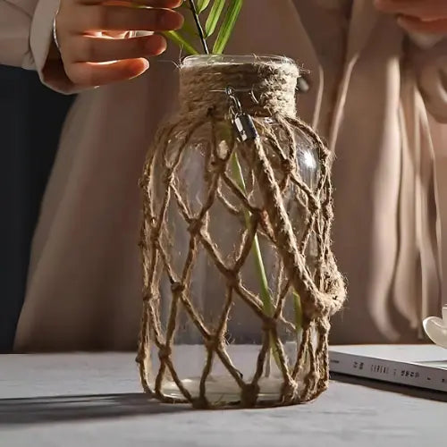 Vase aus Glas und Hanf