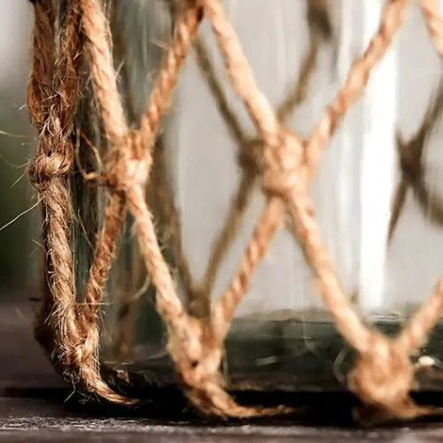 Nahaufnahme Vase aus Glas und Hanf