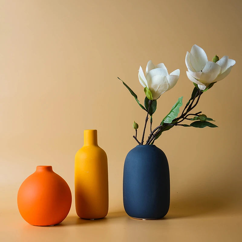 Drei Vasen aus Keramik in Orange, Gelb und Blau