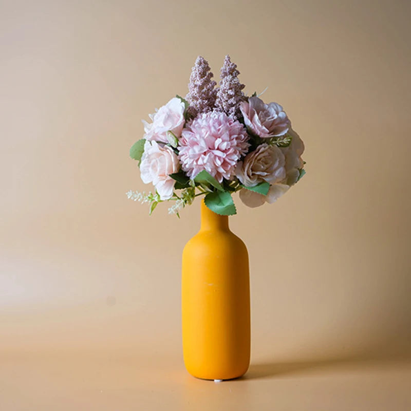 Vase aus Keramik in Gelb mit einem Blumenstrauß