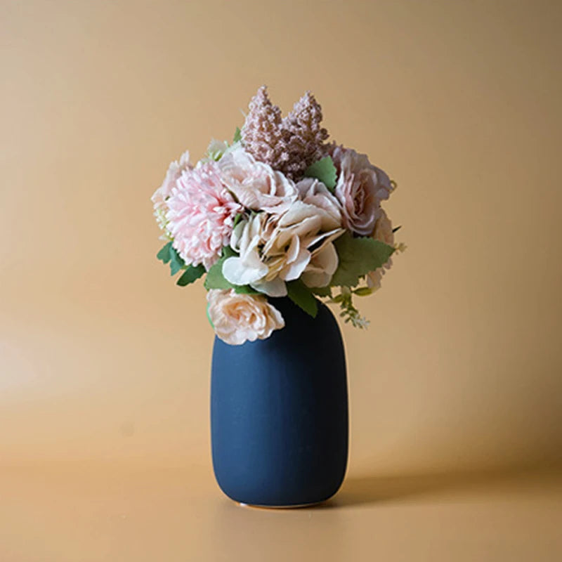 Vase aus Keramik in Blau mit einem Blumenstrauß