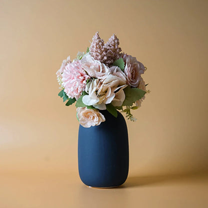 Vase aus Keramik in Blau mit einem Blumenstrauß