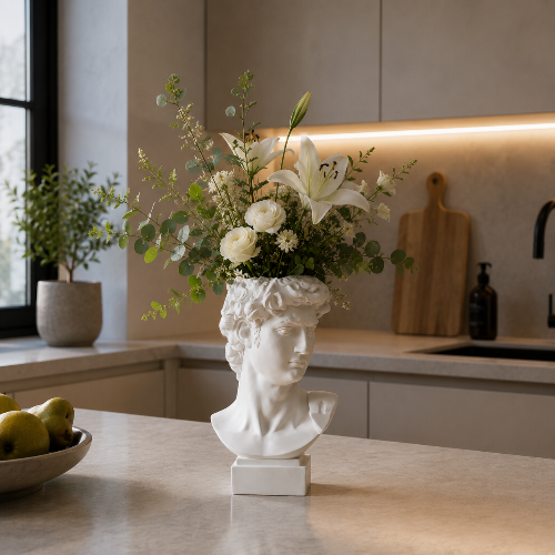 Weiße Vase in Form der Büste von David mit Blumen in der Küche