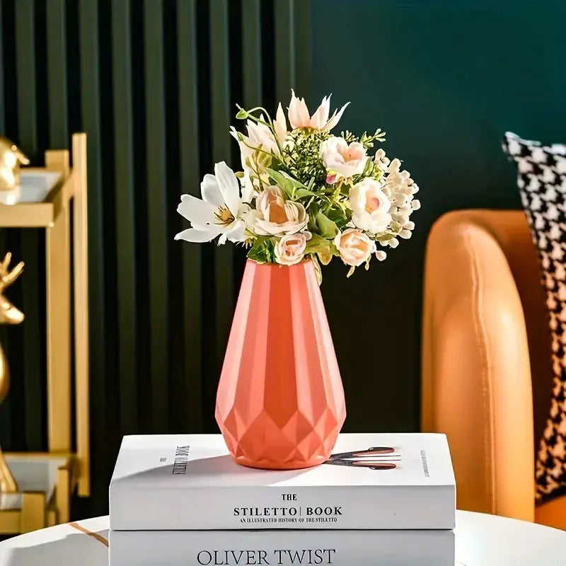 Eine geometrisch Vase aus Kunststoff in Orange