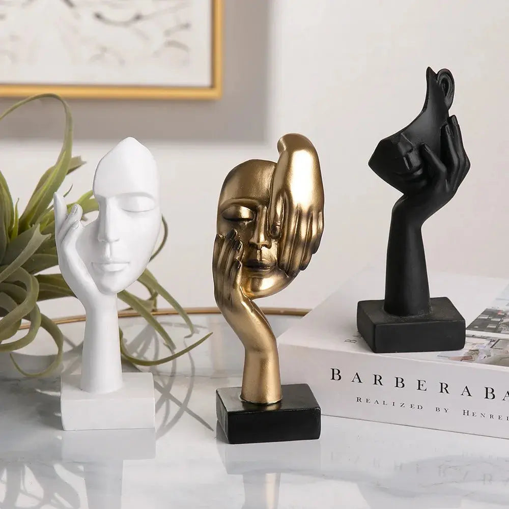 Drei Figuren als Gesichter auf einem Tisch