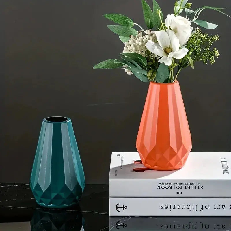 Zwei geometrische Vasen aus Kunststoff