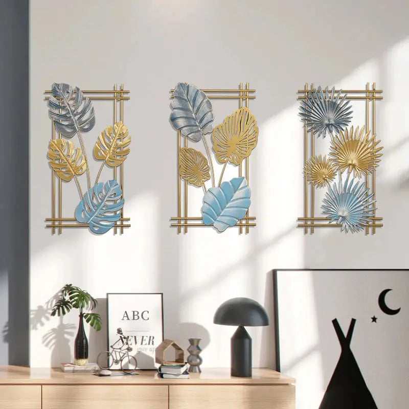Drei Wanddekorationen aus Metall an der Wand