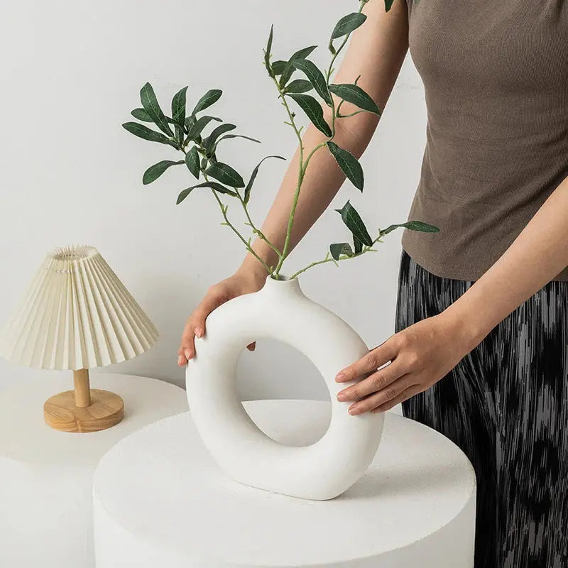 Eine nordische, ovale Vase in Weiß