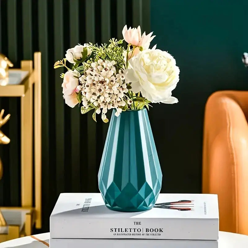 Eine geometrisch Vase aus Kunststoff in Türkis