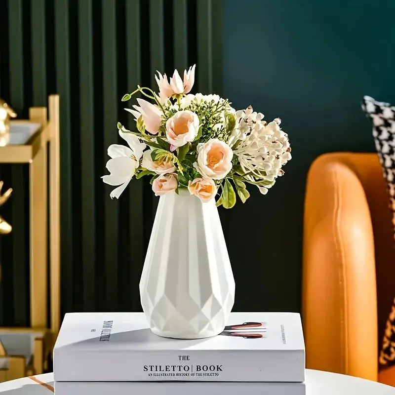 Eine geometrisch Vase aus Kunststoff in Weiß