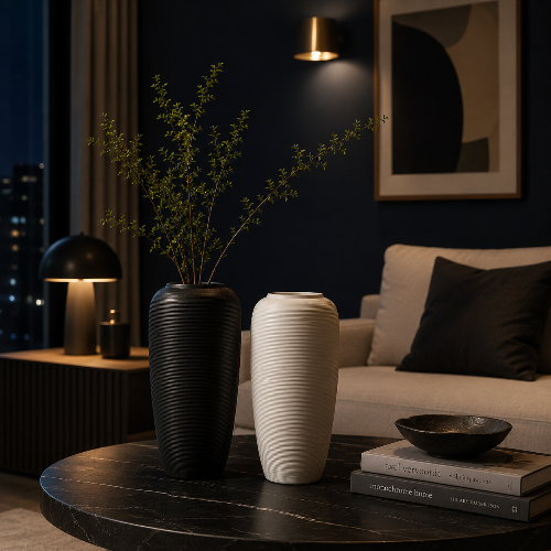 Zwei Keramikvasen in Schwarz und Weiß im Wohnzimmer