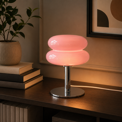 Retro-Tischlampe in Rosa auf einer Kommode