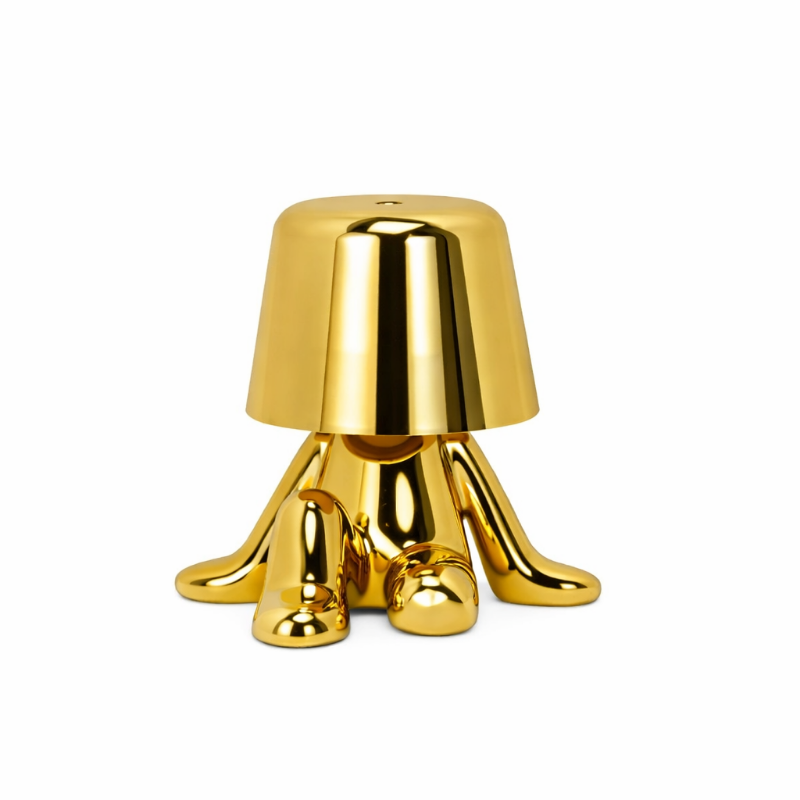Goldene Figur als Tischlampe